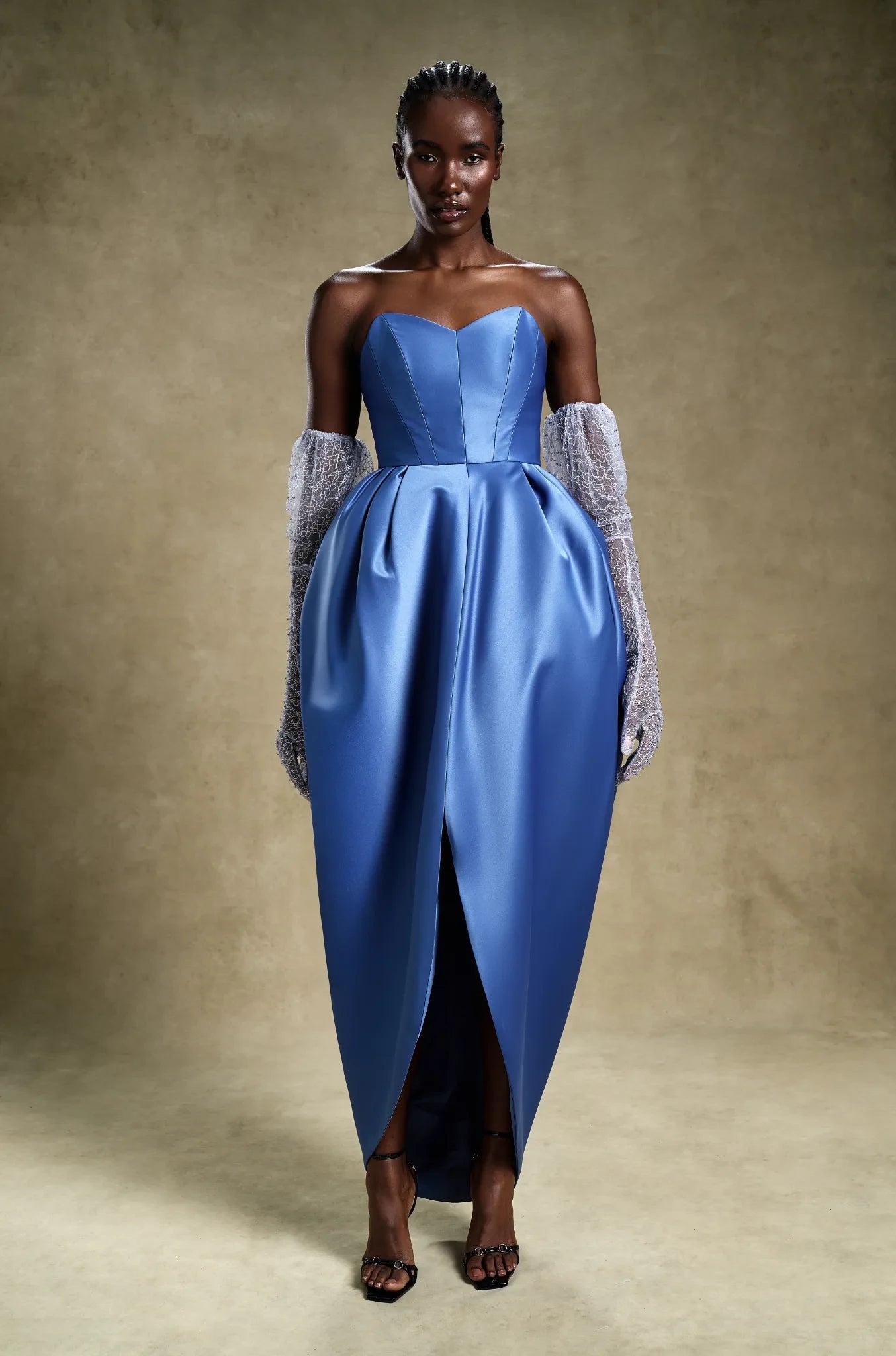 Royal Elegance - Luxury Evening Wear Dresses | MOOEi Royal Elegance - Luxury Evening Wear Dresses | MOOEi