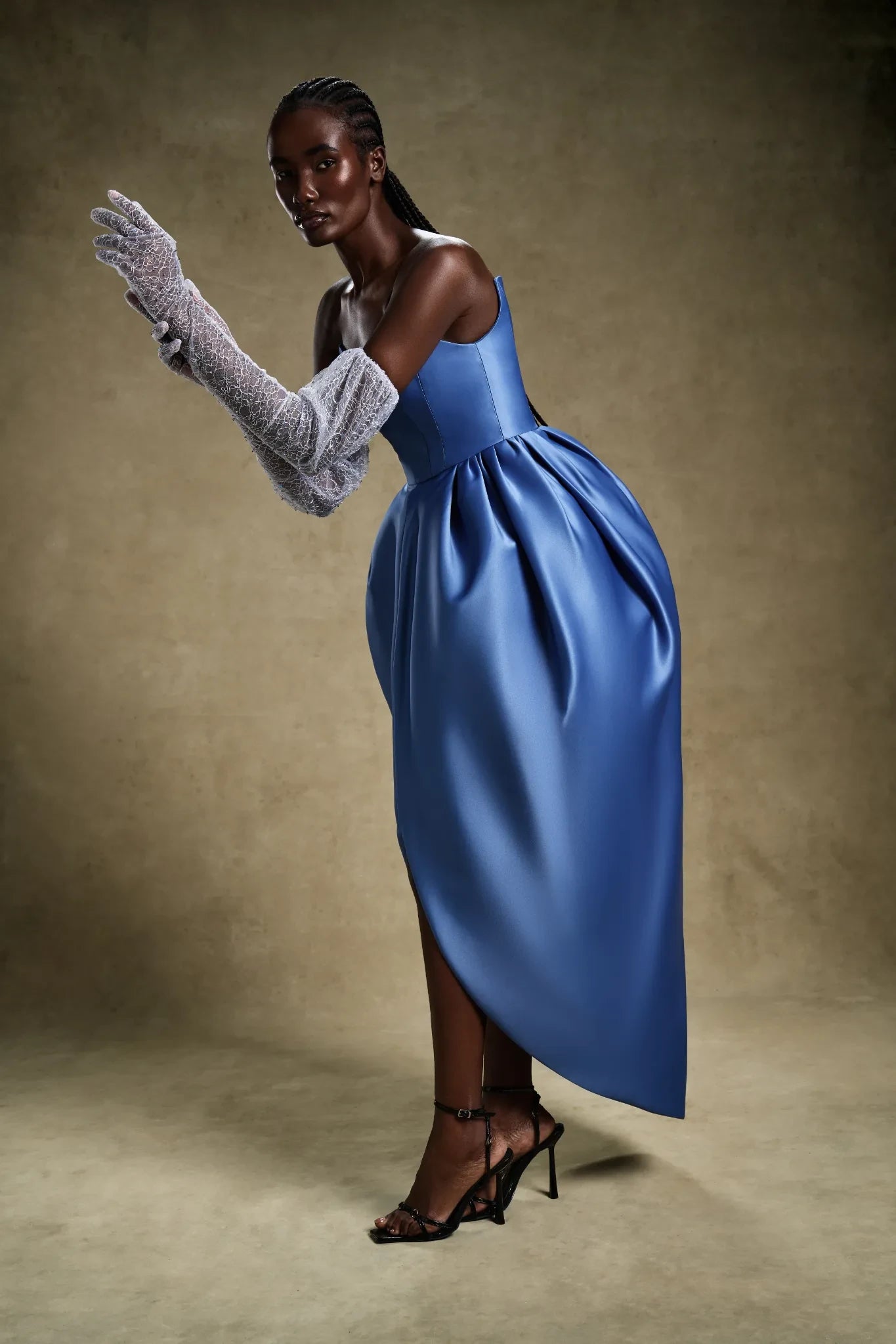 Royal Elegance - Luxury Evening Wear Dresses | MOOEi Royal Elegance - Luxury Evening Wear Dresses | MOOEi