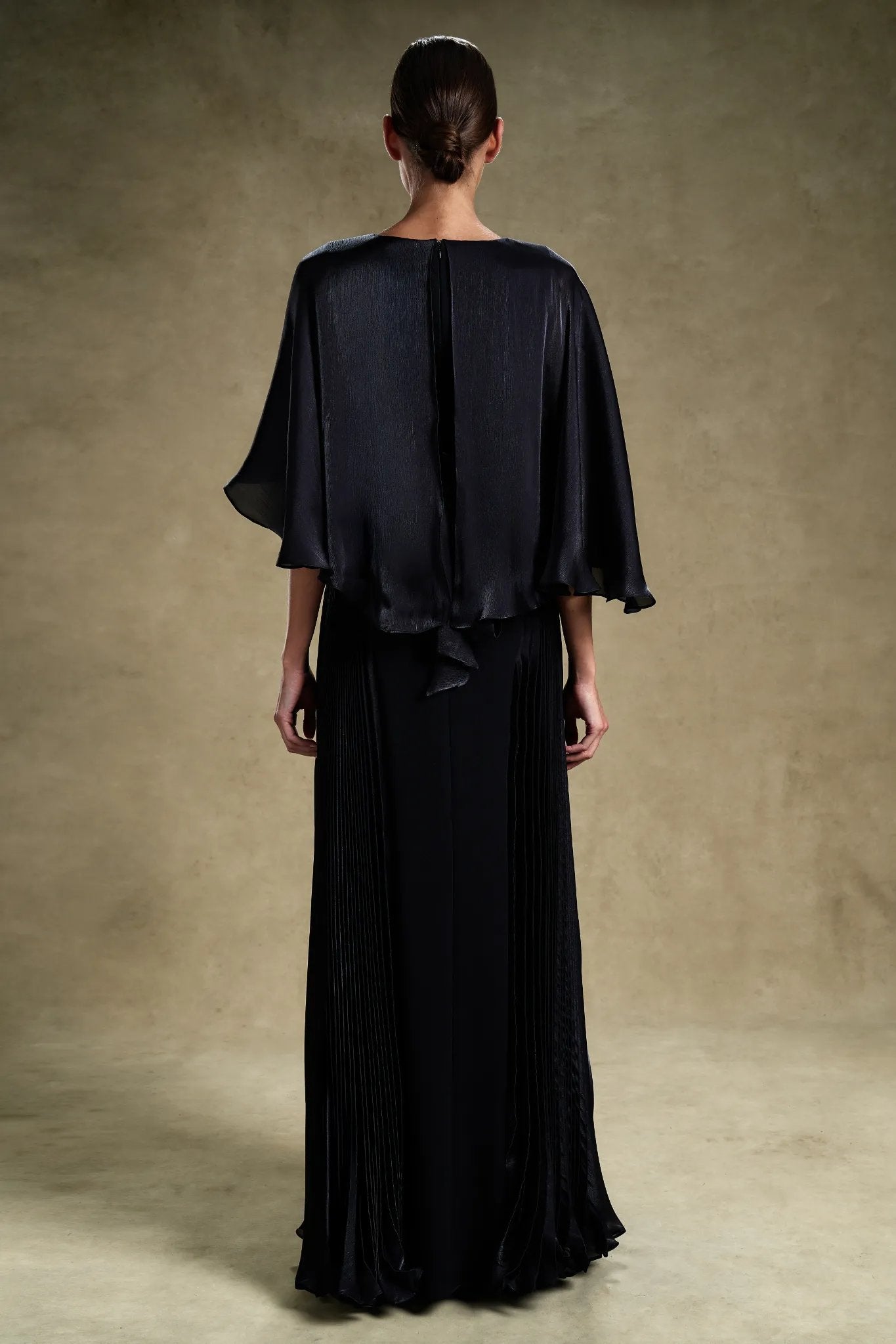 Noir Flow - Elegant Evening Wear for Women | MOOEi Noir Flow - Elegant Evening Wear for Women | MOOEi