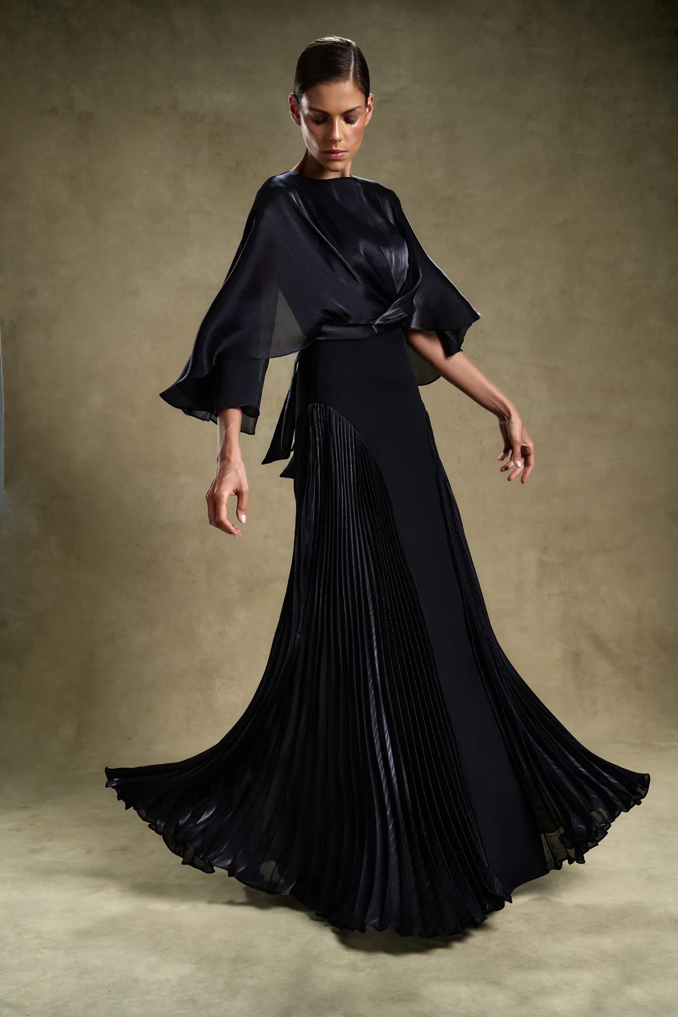 Noir Flow - Elegant Evening Wear for Women | MOOEi Noir Flow - Elegant Evening Wear for Women | MOOEi